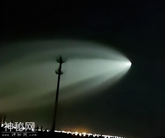 新疆多地现巨大发光不明飞行物，外星人来地球开了远光灯？-1.jpg